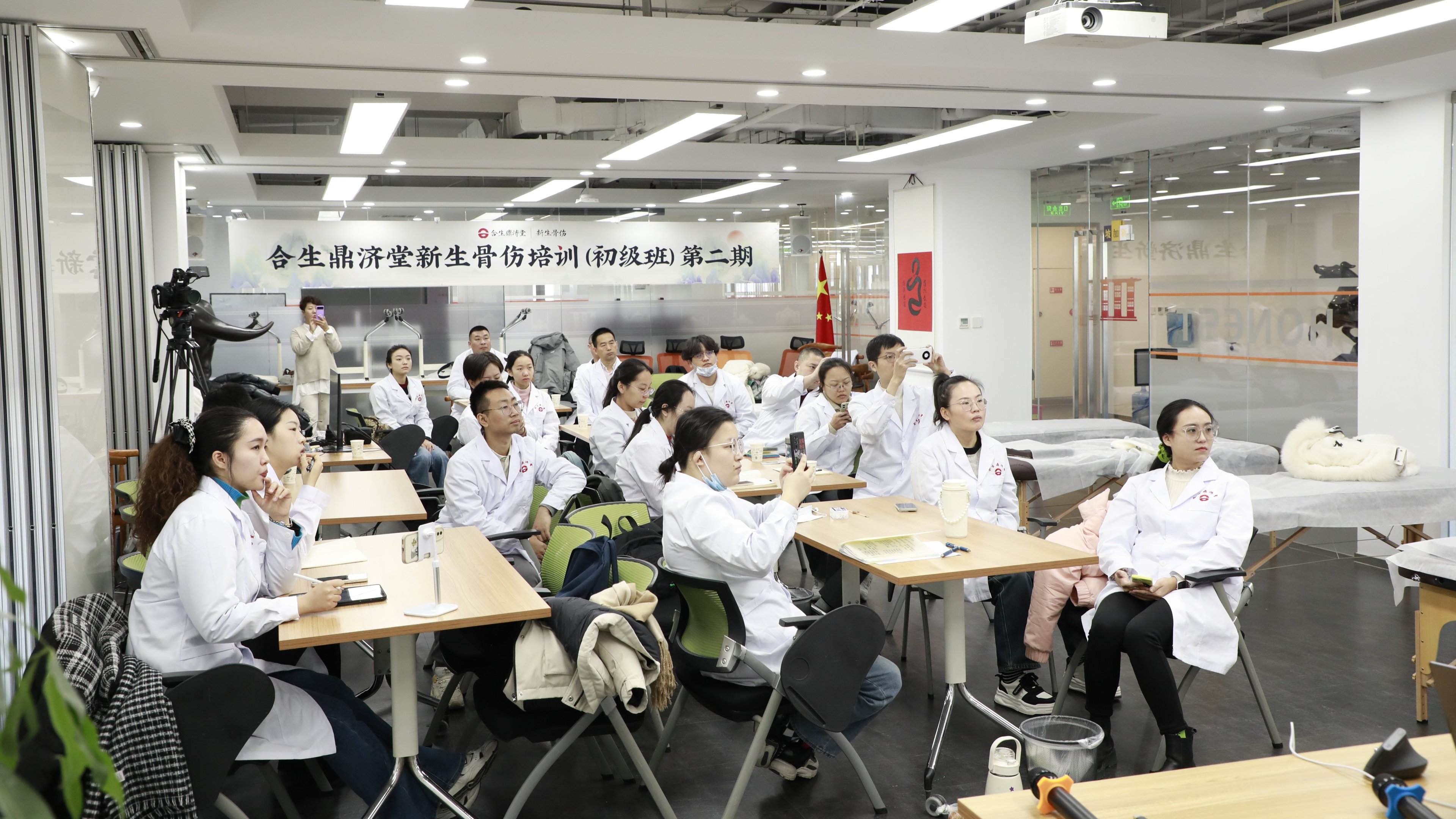 新生骨伤课程包含系统的运动解剖学知识，传授中医特色松解手法及正骨手法，涵盖30余种常见病的治疗手法。手把手教学，0基础即学即会，使用即见效，迅速解决病痛。